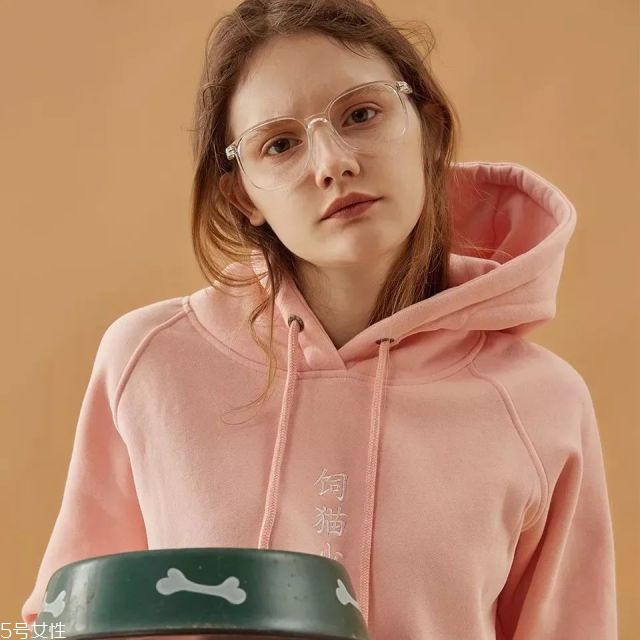 秋冬衛(wèi)衣怎么搭配 6種搭配時尚一季 秋冬衛(wèi)衣怎么搭配 6種搭配時尚一季