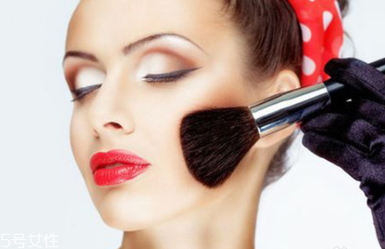 腮紅過(guò)期了還能用嗎？腮紅刷的使用要點(diǎn)