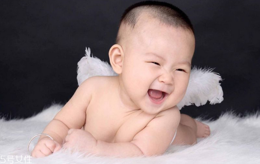 去胎記疼嗎？寶寶青色胎記大部分會消失