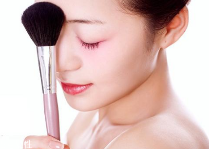 腮紅過(guò)期了還能用嗎？腮紅刷的使用要點(diǎn)