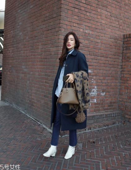 藍色大衣搭配什么包包？為你凹足造型感