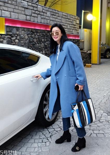 藍色大衣搭配什么包包？為你凹足造型感