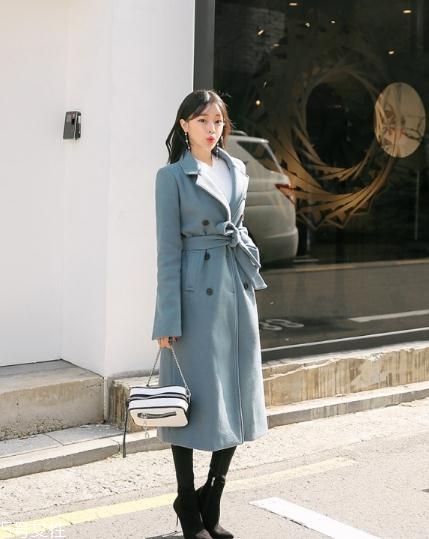 藍色大衣搭配什么包包？為你凹足造型感