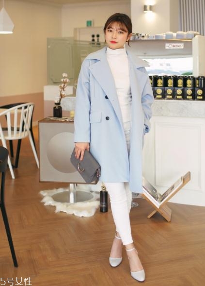 藍色大衣搭配什么包包？為你凹足造型感