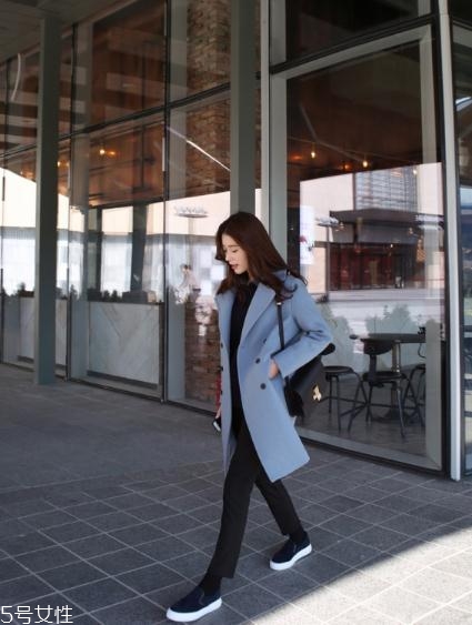 藍色大衣搭配什么包包？為你凹足造型感