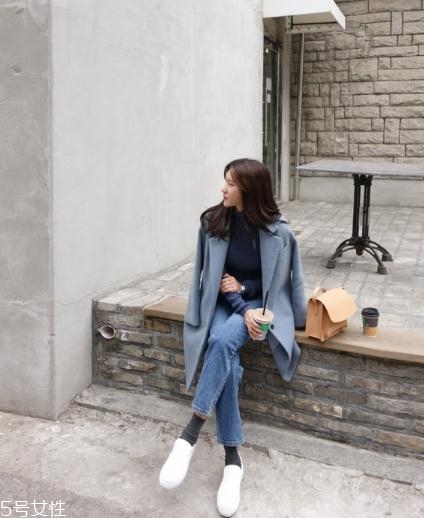 藍色大衣搭配什么包包？為你凹足造型感