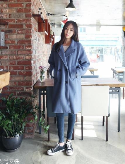 藍色大衣搭配什么鞋子？優(yōu)雅氣質(zhì)盡顯