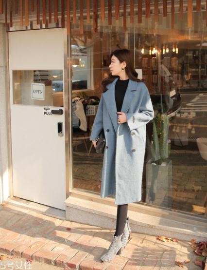 藍色大衣搭配什么鞋子？優(yōu)雅氣質(zhì)盡顯