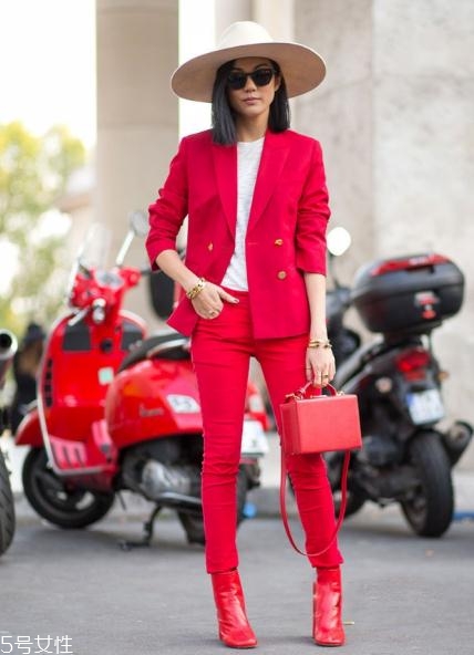 大紅色包包怎么搭配？新年就要紅紅火火