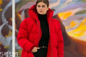 大紅色外套配什么顏色打底衫？四款顏色搭配照亮冬季