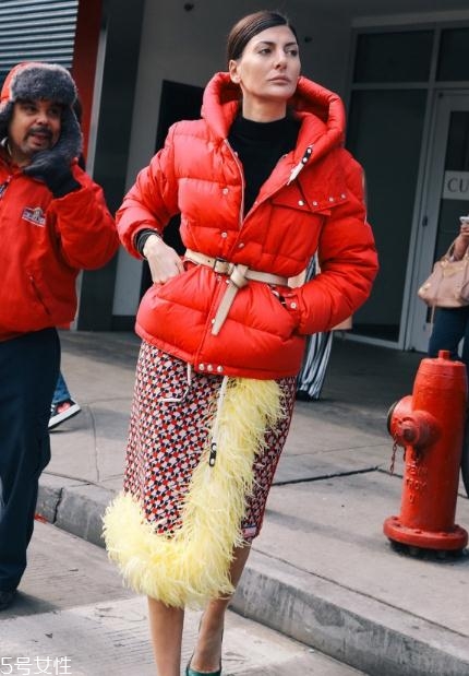 大紅色外套配什么顏色打底衫？四款顏色搭配照亮冬季