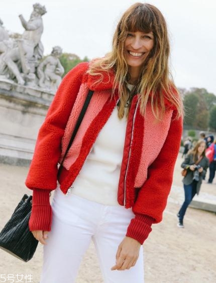 大紅色外套配什么顏色打底衫？四款顏色搭配照亮冬季