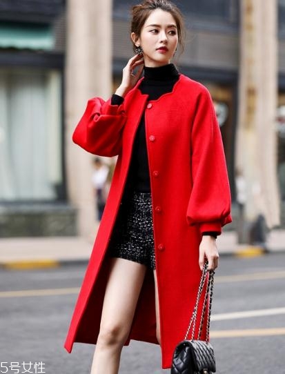 大紅色大衣配什么顏色毛衣？新年就要中國紅