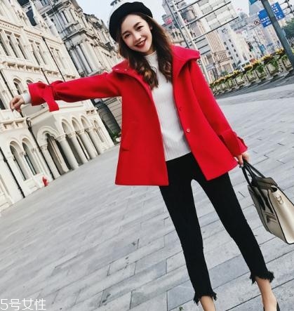 大紅色大衣配什么顏色毛衣？新年就要中國紅