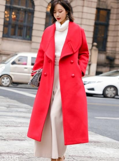 大紅色大衣配什么顏色毛衣？新年就要中國紅