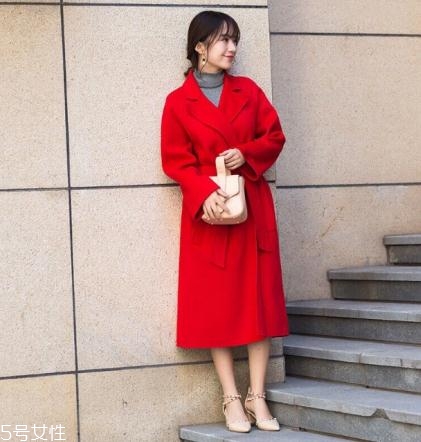 大紅色大衣配什么顏色毛衣？新年就要中國紅