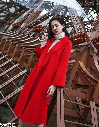 大紅色大衣配什么顏色毛衣？新年就要中國紅