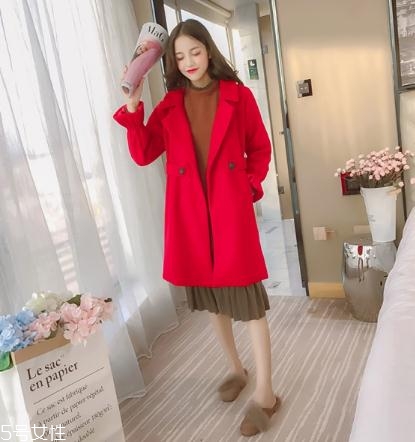 大紅色大衣配什么顏色毛衣？新年就要中國紅
