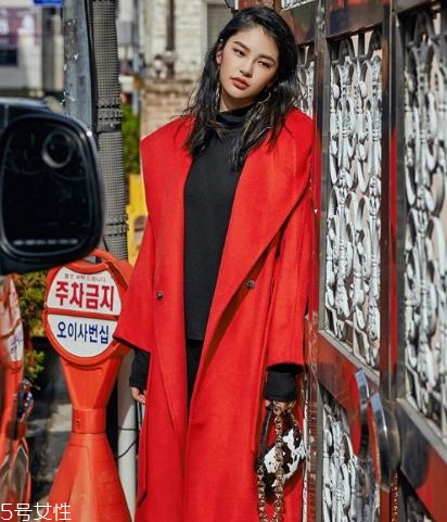 大紅色大衣配什么顏色毛衣？新年就要中國紅