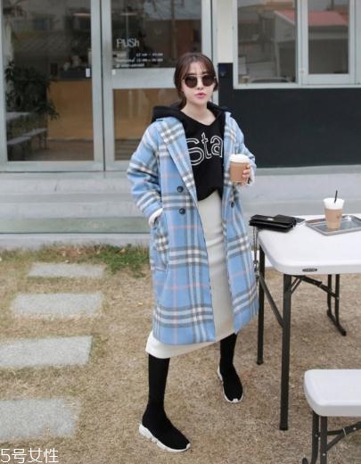 藍(lán)色大衣里面搭配什么？這樣穿更優(yōu)雅