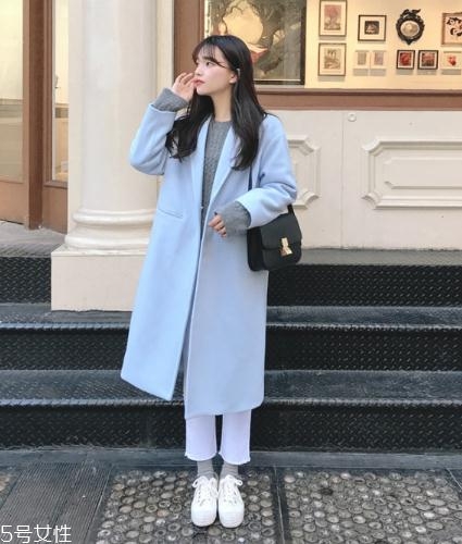 藍(lán)色大衣里面搭配什么？這樣穿更優(yōu)雅