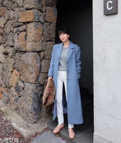 藍(lán)色大衣里面搭配什么？這樣穿更優(yōu)雅