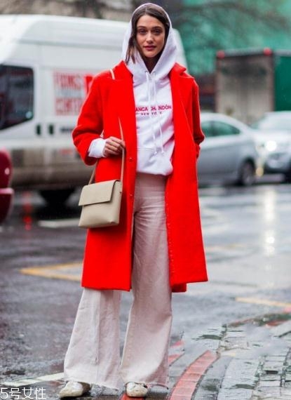 大紅色大衣里面要配什么好看？不同內(nèi)搭不同風(fēng)格