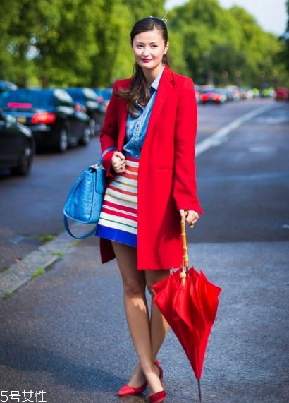 大紅色大衣里面要配什么好看？不同內(nèi)搭不同風(fēng)格