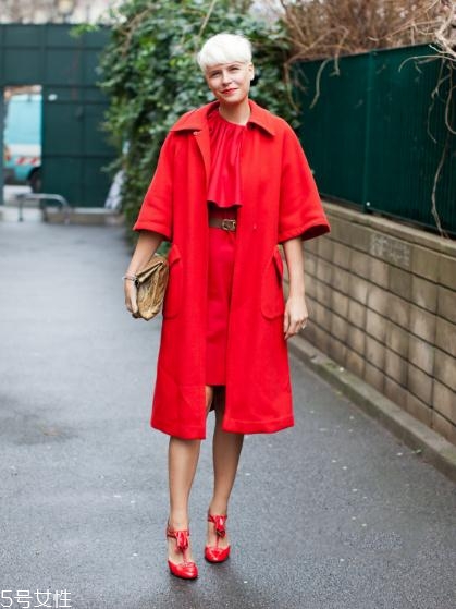大紅色大衣里面要配什么好看？不同內(nèi)搭不同風(fēng)格