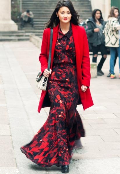 大紅色大衣里面要配什么好看？不同內(nèi)搭不同風(fēng)格