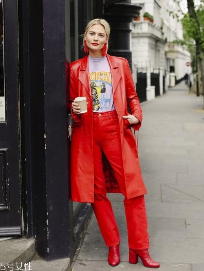 大紅色大衣里面要配什么好看？不同內(nèi)搭不同風(fēng)格