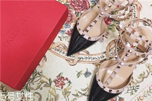 華倫天奴鉚釘鞋多少錢(qián)？腳尖上的春意盎然