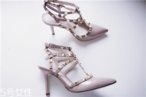 華倫天奴鉚釘鞋偏碼嗎？名媛最愛的銷量王