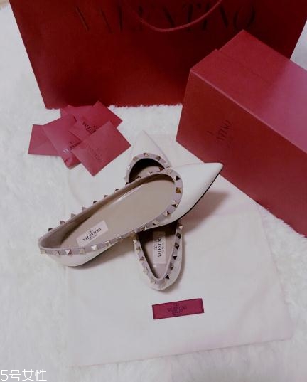 華倫天奴鉚釘鞋偏碼嗎？名媛最愛(ài)的銷量王