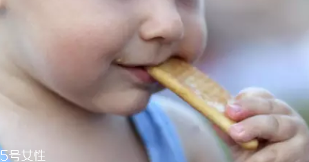 磨牙是因?yàn)槭芰宋?？孩子的心理狀況也會(huì)導(dǎo)致磨牙