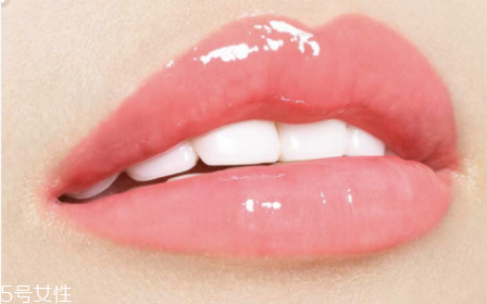 香奈兒可可小姐唇露748什么色？香奈兒水晶糖光透唇釉全試色