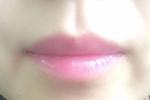 菲詩小鋪唇膏04薰衣草試色 溫柔粉適合日常妝