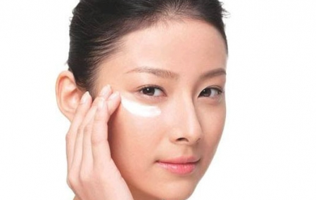 香奈兒山茶花眼霜好用嗎？香奈兒眼霜使用方法