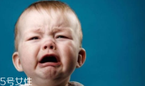 熊孩子往輸液瓶里注臟水 熊孩子怎么管教？