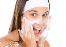 洗臉有白皮怎么回事？洗面奶太強勁