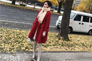 大紅色大衣配什么顏色圍巾好看？六種搭配溫暖冬季