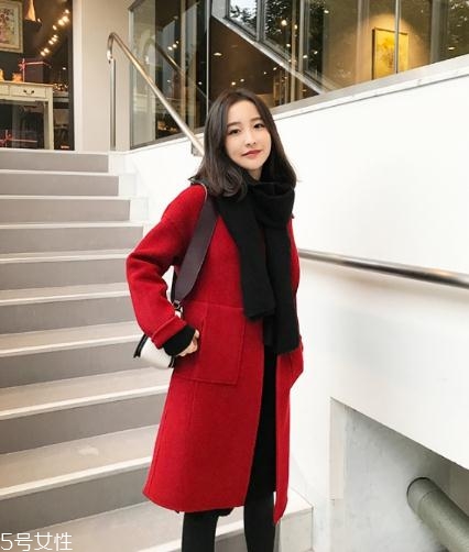 大紅色大衣配什么顏色圍巾好看？六種搭配溫暖冬季