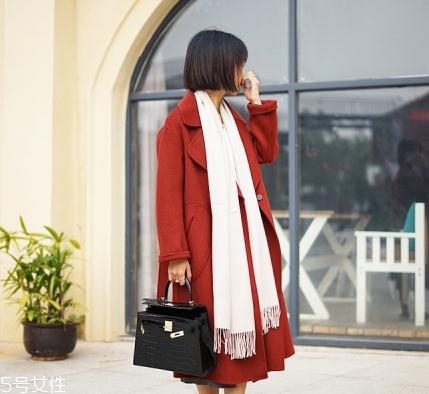 大紅色大衣配什么顏色圍巾好看？六種搭配溫暖冬季
