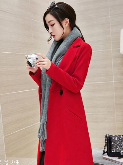 大紅色大衣配什么顏色圍巾好看？六種搭配溫暖冬季