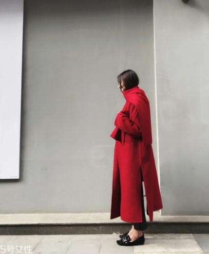 大紅色大衣配什么顏色圍巾好看？六種搭配溫暖冬季