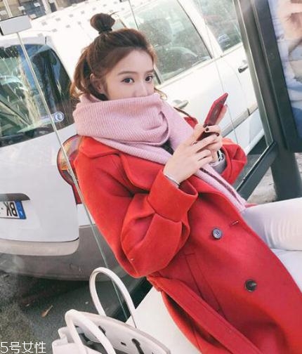 大紅色大衣配什么顏色圍巾好看？六種搭配溫暖冬季