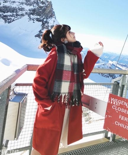 大紅色大衣配什么顏色圍巾好看？六種搭配溫暖冬季