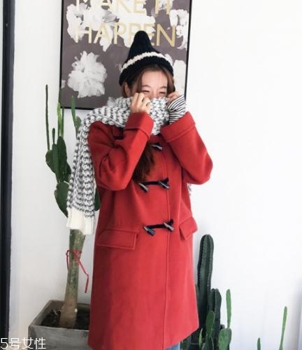 大紅色大衣配什么顏色圍巾好看？六種搭配溫暖冬季
