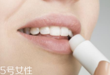 潤唇膏吃了會(huì)中毒嗎？劑量小不會(huì)有事