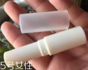 潤唇膏要怎么清潔？用前刮掉一層